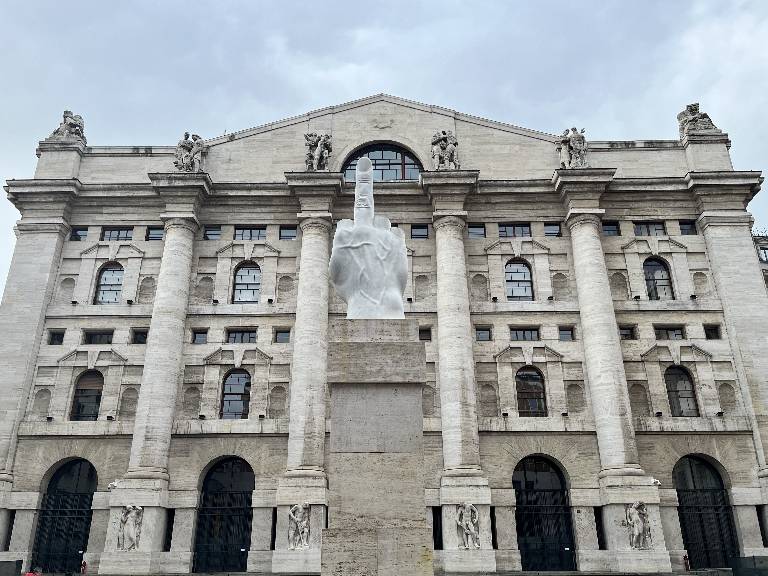 L.O.V.E. - Libertà, Odio, Vendetta, Eternità, escultura frente a la bolsa de Milan